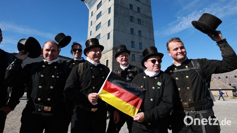 Tag der Einheit: Schornsteinfeger feiern auf dem Brocken Bild: Matthias Bein/dpa