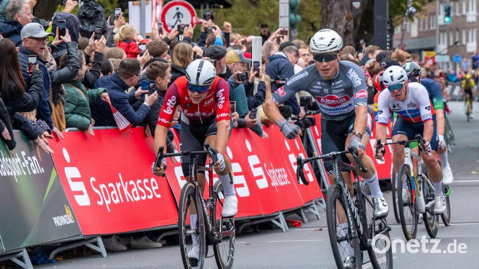 Jasper Philipsen (r) ist beim Münsterland Giro erneut zum Sieg gesprintet. Bild: David Inderlied/dpa