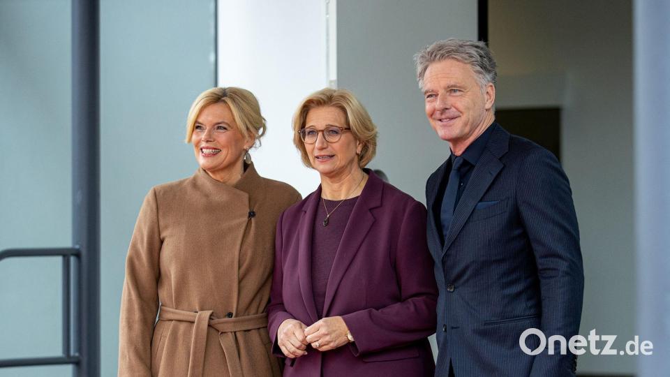 Die saarländische Ministerpräsidentin und Bundesratspräsidentin Anke Rehlinger (SPD) (M.) begrüßt zum Tag der Deutschen Einheit in ihrem Land ein besonderes Paar: Bundestagspräsidentin Julia Klöckner (CDU) mit ihrem Lebensgefährten Jörg Pilawa. Bild: Pinter Laszlo/dpa