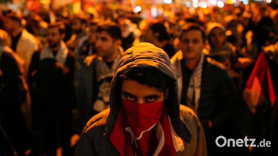 Menschen versammeln sich vor dem israelischen Konsulat in Istanbul während eines Protestes gegen das Abfangen der Global Sumud Flottilla. Bild: Emrah Gurel/AP/dpa