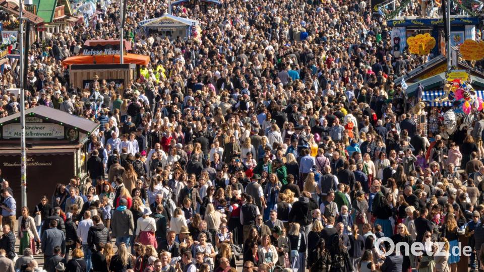 Auf dem Festgelände ist es voll. Bild: Peter Kneffel/dpa