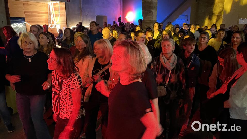 Die Fans der Band hielt es während des Konzerts auf Burg Dagestein nicht mehr auf den Sitzen. Bild: mma