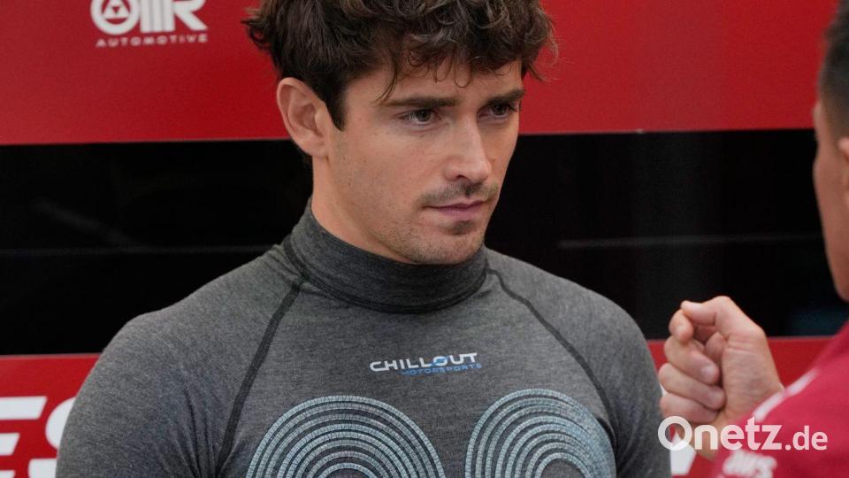 Wegen der neuen Hitze-Regel der Formel 1 können die Piloten wie Charles Leclerc in Singapur Kühlwesten tragen. Bild: Vincent Thian/AP/dpa