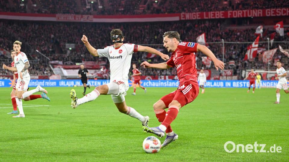 Florent Muslija setzt sich gegen Fabio Gruber (l) durch. Bild: Anke Waelischmiller/dpa