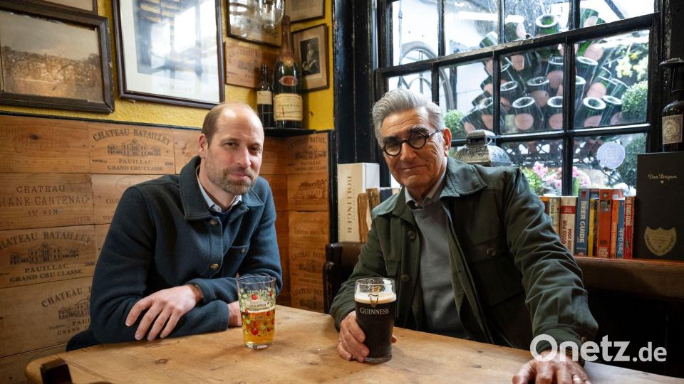 Eugene Levy (r) und Prinz William in einer Folge der Reise-Serie „Urlaub wider Willen mit Eugene Levy“. Bild: Ian Gavan/Apple TV+/dpa