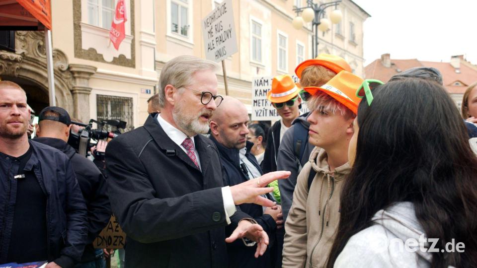 Der tschechische Regierungschef Petr Fiala wirbt bei einem Wahlkampfauftritt in der Unesco-Welterbestadt Kutna Hora, rund 60 Kilometer östlich von Prag, um Stimmen. (Archivbild) Bild: Michael Heitmann/dpa