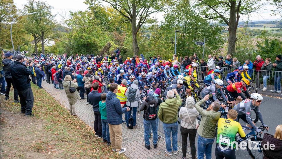 Das Hauptfeld rollt durchs Münsterland. Bild: David Inderlied/dpa