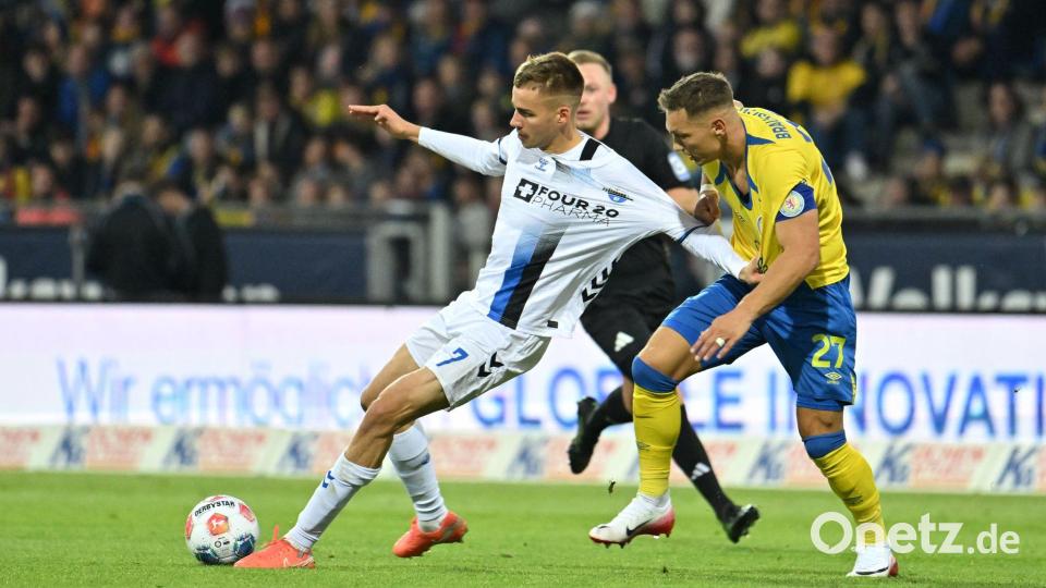 Paderborn Torschütze Filip Bilbija (l) im Zweikampf mit dem Braunschweiger Sven Köhler. Bild: Swen Pförtner/dpa