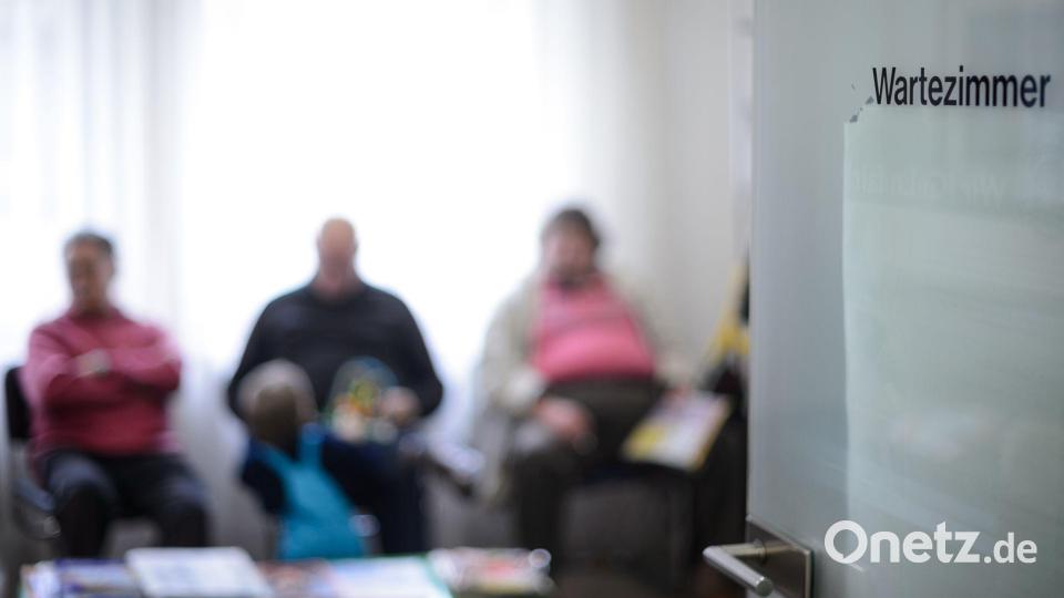 Warten gehört für viele Kassenpatienten bei Praxen dazu. (Archivbild) Bild: Sina Schuldt/dpa