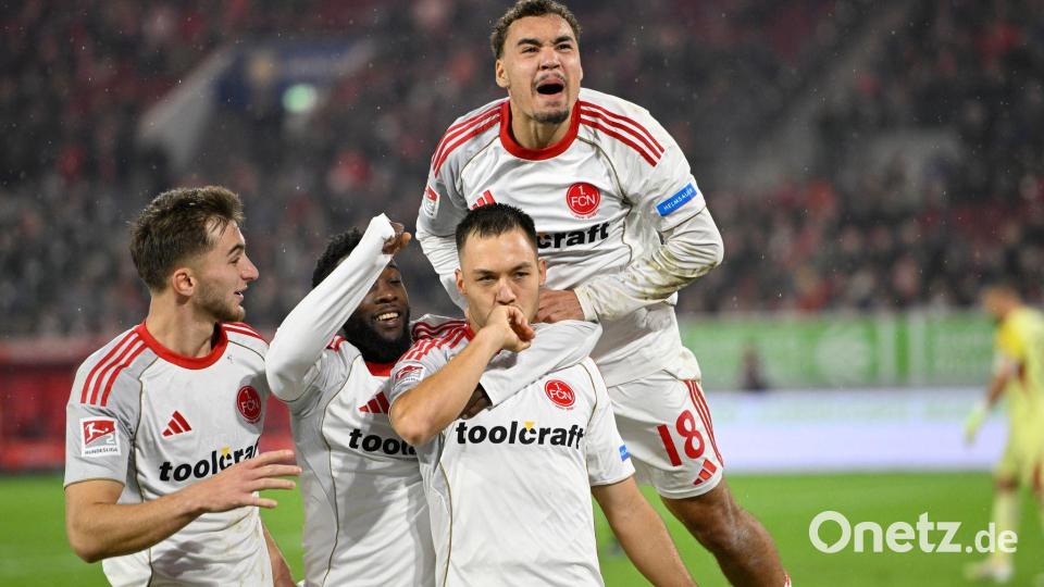 Die Nürnberger Spieler jubeln über den ersten Auswärtssieg. Bild: Anke Waelischmiller/dpa