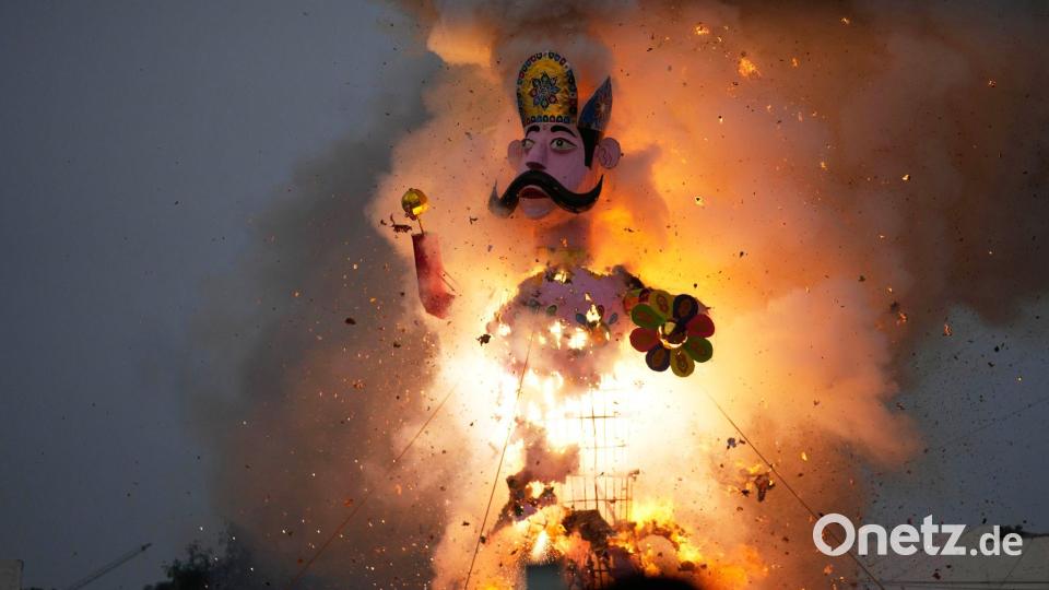 Ein Bildnis von Kumbhakarna, dem Bruder des Dämonenkönigs Ravana, geht in Flammen auf, um das Ende des Dussehra-Festes in Jammu in Indien zu markieren. Bild: Channi Anand/AP/dpa