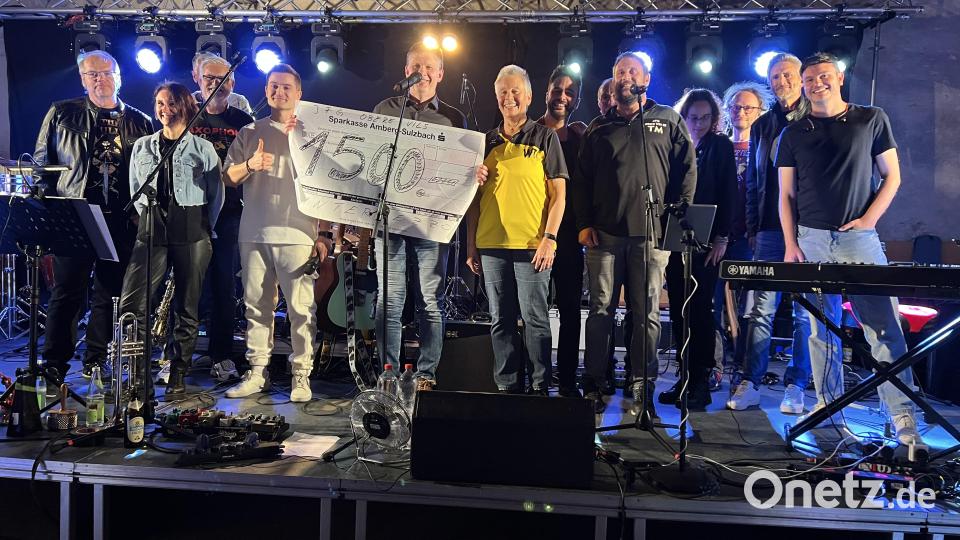 Band und Organisatoren überreichten einen Scheck in Höhe von 1500 Euro. Bild: mma