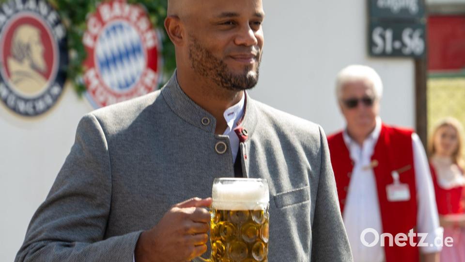 Anstoßen auf den zehnten Saisonsieg? Bayern-Coach Vincent Kompany in Oktoberfest-Tracht. Bild: Stefan Puchner/dpa