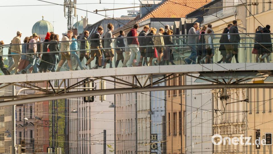 Menschen strömen in den letzten Wiesn-Tagen zur Theresienwiese. Bild: Peter Kneffel/dpa