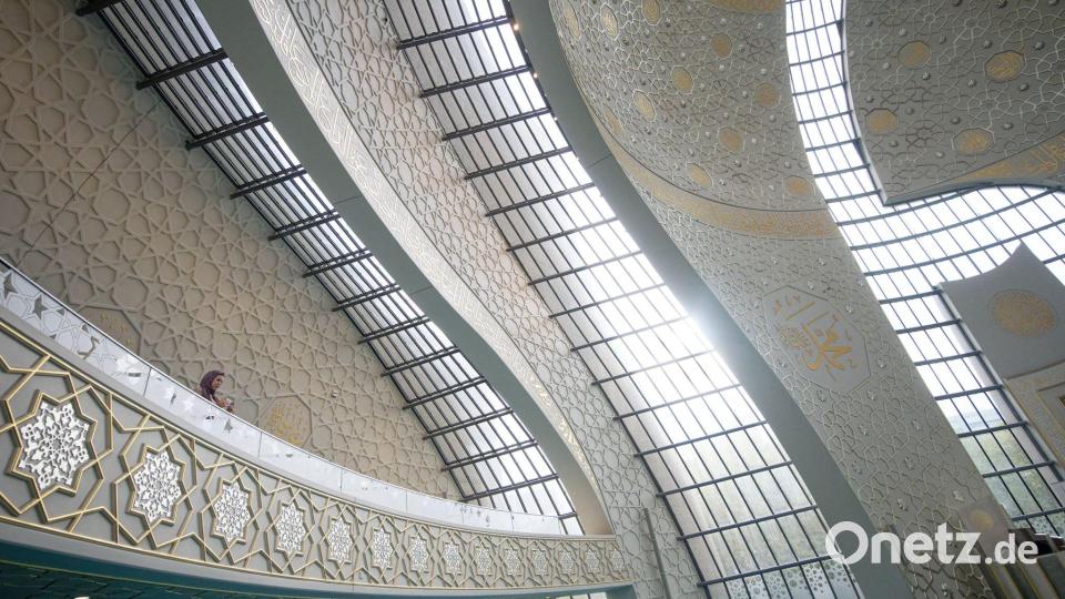 Tag der offenen Moschee: Besucherin in der Kölner Zentralmoschee Bild: Henning Kaiser/dpa