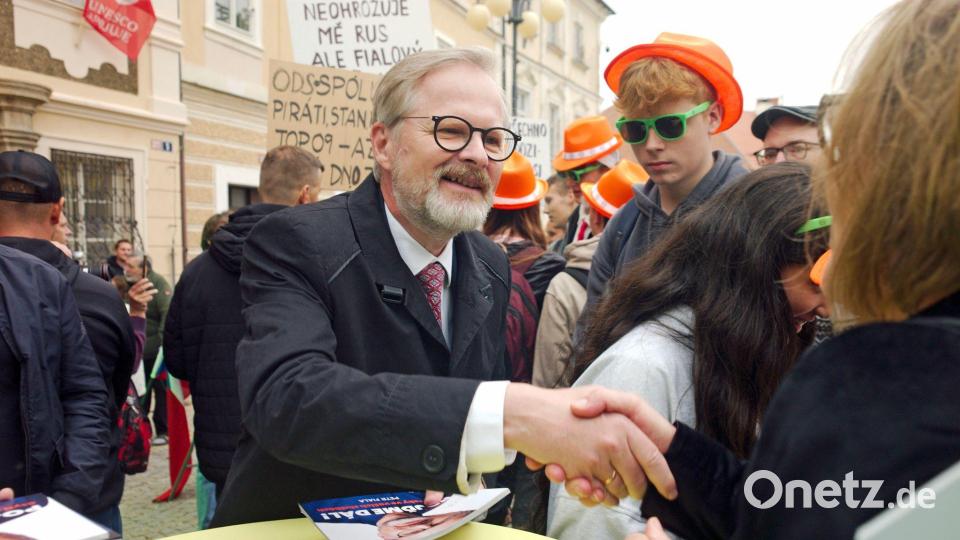 Der tschechische Regierungschef Petr Fiala wirbt bei einem Wahlkampfauftritt in der Unesco-Welterbestadt Kutna Hora, rund 60 Kilometer östlich von Prag, um Stimmen. (Archivbild) Bild: Michael Heitmann/dpa