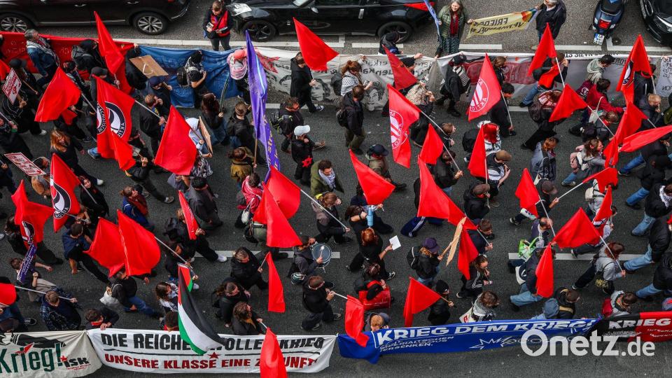 Zahlreiche Menschen nehmen an einer Demonstration von Friedensinitiativen teil und ziehen durch die Stuttgarter Innenstadt. Bild: Christoph Schmidt/dpa