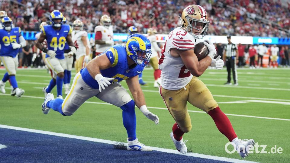 Christian McCaffrey (r) feierte mit den San Francisco 49ers einen überraschenden Sieg in Los Angeles. Bild: Marcio Jose Sanchez/AP/dpa