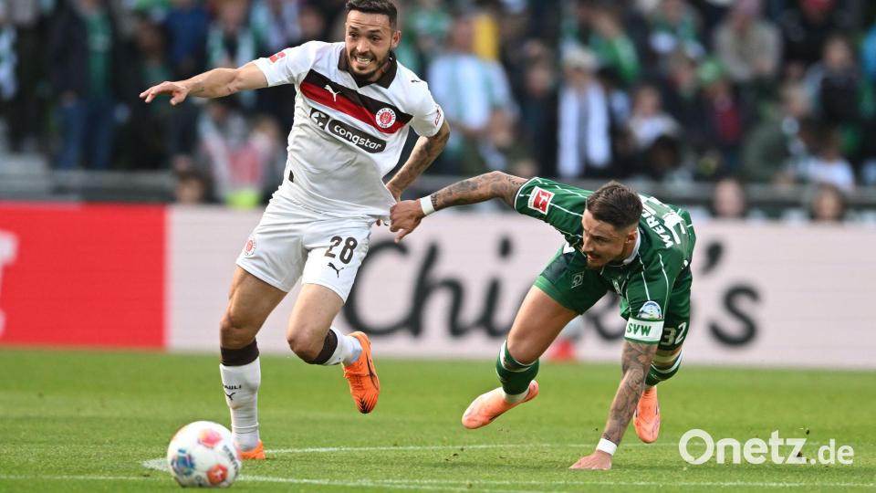 Hier geblieben: Werders Marco Friedl (r) verfolgt St. Paulis Mathias Pereira Lage. Bild: Carmen Jaspersen/dpa