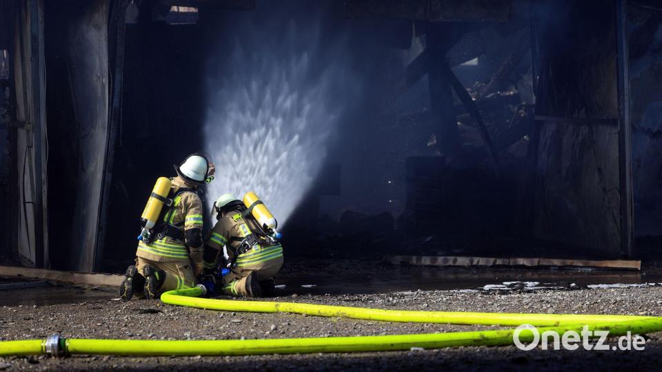 Die Feuerwehr bekämpfte das Feuer. Bild: Karl-Josef Hildenbrand/dpa