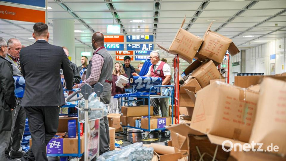 Am Flughafen wurden Snacks und Getränke an die Gestrandeten verteilt. Bild: Enrique Kaczor/onw-images/dpa