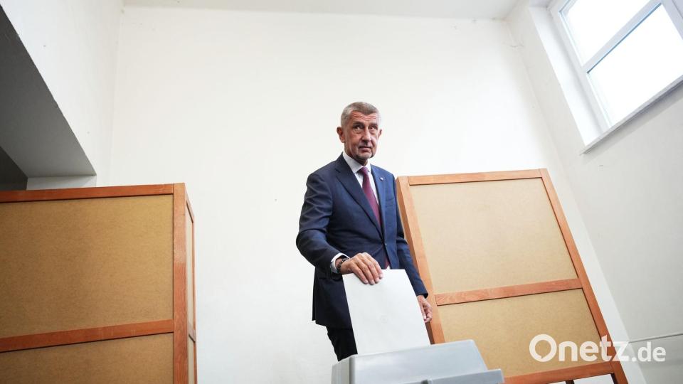 Der Vorsitzende der Oppositionspartei ANO, Andrej Babis, gibt in einem Wahllokal in Ostrava seine Stimme für die Parlamentswahlen ab. Bild: Petr David Josek/AP/dpa
