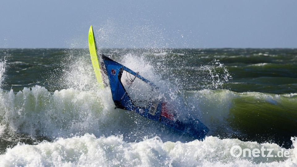 Der französische Windsurfer Antoine Martin stürzt nach einem Sprung im Shorebreak während des Windsurf World Cups auf Sylt. Bild: Frank Molter/dpa