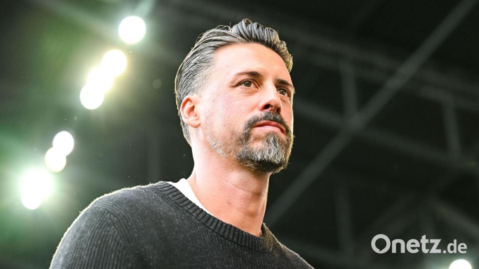 Augsburgs Coach Sandro Wagner stand schon vor dem Duell gegen Wolfsburg unter Druck. Bild: Harry Langer/dpa