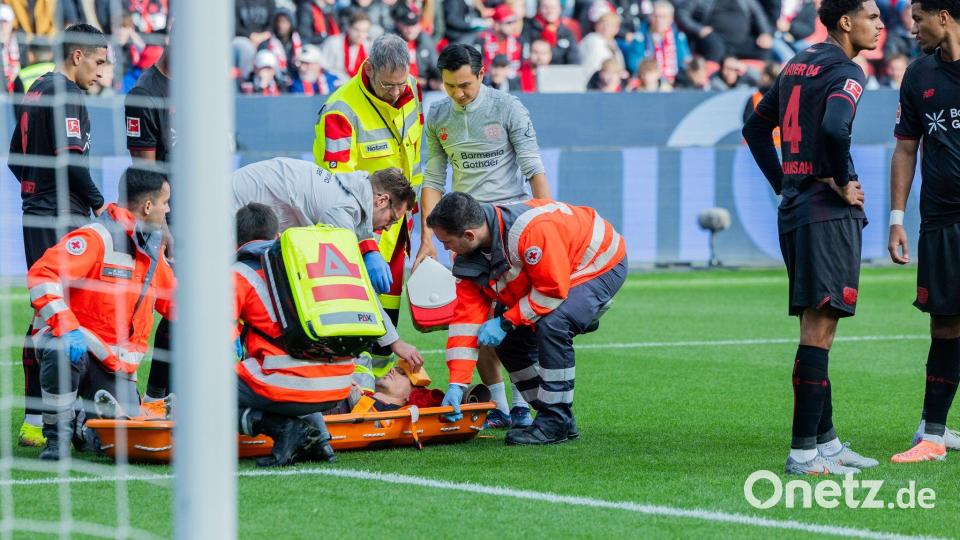 Bitter für Bayer: Kapitän Alejandro Grimaldo muss vom Platz getragen werden. Bild: Rolf Vennenbernd/dpa