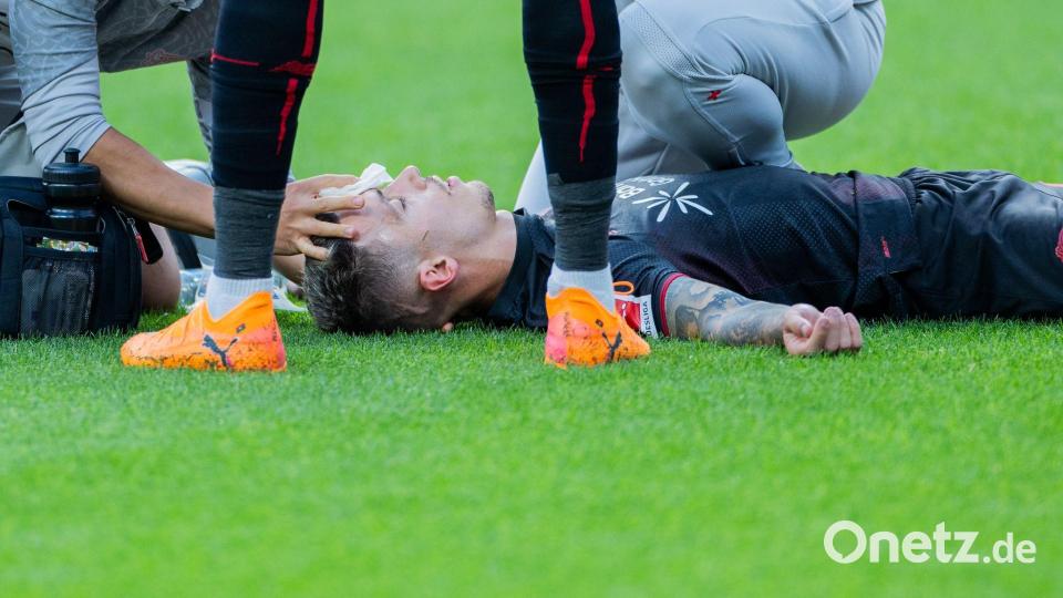 Bayer Leverkusens Kapitän Alejandro Grimaldo liegt nach einem Zusammenprall auf dem Boden. Bild: Rolf Vennenbernd/dpa
