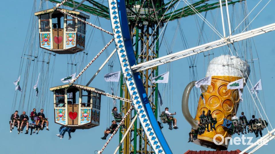 Hoch hinaus ging es für viele der Wiesn-Besucher. Bild: Peter Kneffel/dpa