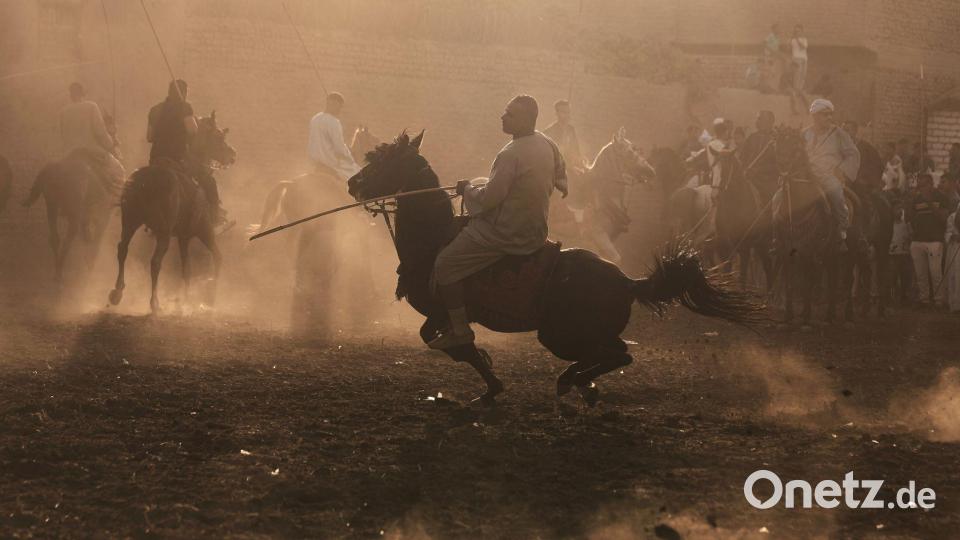 Reiter verschiedener Stämme treten während der traditionellen Pferdesportveranstaltung „Al-Mermah“ in Ägypten gegeneinander an. Bild: Amr Nabil/AP/dpa