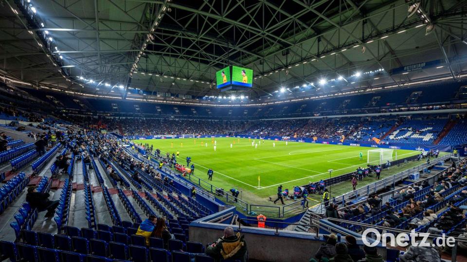 Rund 62.000 Zuschauer passen in die Veltins Arena in Gelsenkirchen. So viele junge Menschen haben im Schuljahr 2023/2024 die Schule ohne Abschluss verlassen. (Archivbild) Bild: David Inderlied/dpa