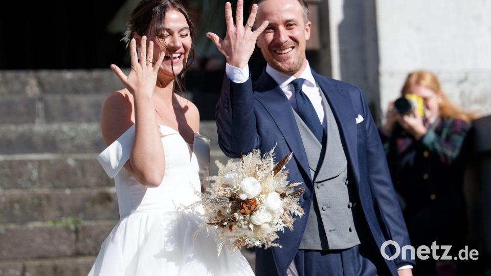 Nach ihrer Hochzeit zeigen Joe und Andrea Laschet stolz ihre Trauringe Bild: Henning Kaiser/dpa