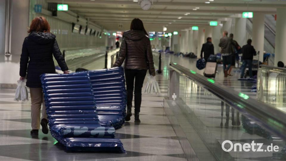 Am Flughafen wurden Luftmatratzen verteilt. Bild: Enrique Kaczor/onw-images/dpa