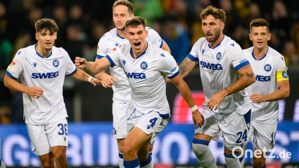 Marcel Beifus (Karlsruher SC, 3.v.l.) jubelt nach seinem Tor zum 1:1. Es war der erste KSC-Auswärtstreffer in dieser Saison. Bild: Robert Michael/dpa