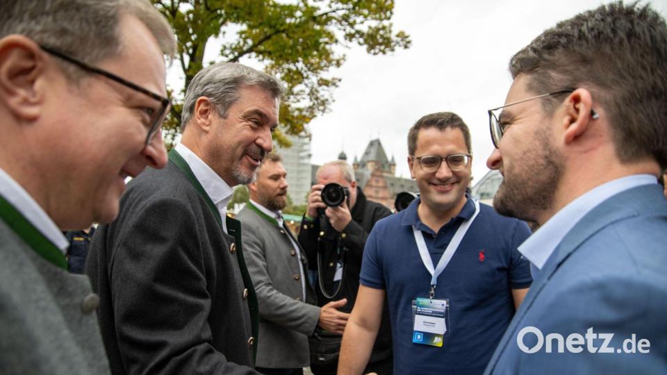 Der neue bayerische Junge-Union-Vorsitzende Manuel Knoll (rechts) begrüßt CSU-Chef Markus Söder. Zwischen beiden ist der ehemalige JU-Vorsitzende Christian Doleschal zu sehen. Bild: Pia Bayer/dpa