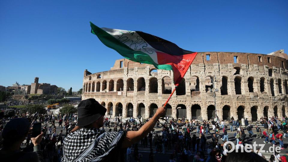 Pro-palästinensische Demonstranten marschieren vor dem Kolosseum in Rom während einer Demonstration zur Unterstützung der Bevölkerung von Gaza. Bild: Alessandra Tarantino/AP/dpa