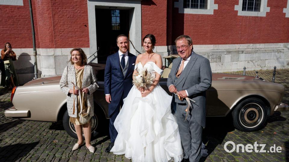 Joe Laschets Eltern - der Politiker Armin Laschet und seine Frau Susanne - posieren nach der Hochzeit mit dem Brautpaar. Bild: Henning Kaiser/dpa