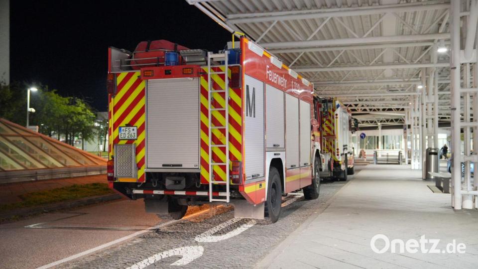 Auch die Feuerwehr ist am Flughafen im Einsatz. Bild: Enrique Kaczor/onw-images/dpa