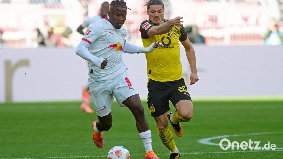 Voller Einsatz im Topspiel: Leipzigs Johan Bakayoko (l) will den Ball gegen BVB-Spieler Marcel Sabitzer behaupten. Bild: Bernd Thissen/dpa