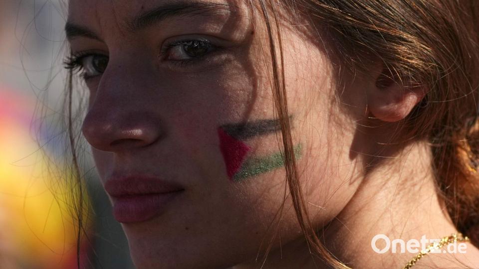 Eine pro-palästinensische Demonstrantin nimmt in Rom an einem landesweiten Generalstreik zum Protest gegen die Situation im Gazastreifen teil. Bild: Alessandra Tarantino/AP/dpa