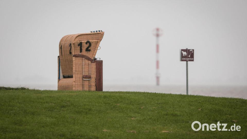 Sturmflut-Gefahr an der Nordsee: Regen, Böen und leere Strände Bild: Focke Strangmann/dpa