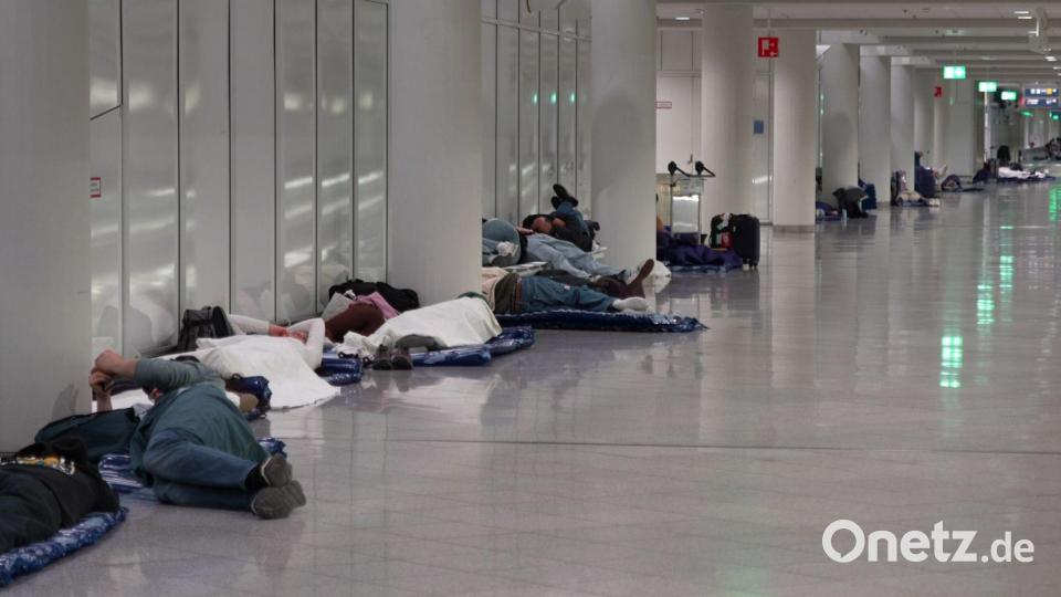 Campieren auf dem Flughafen - Airport München stoppt erneut den Betrieb wegen Drohnenalarm Bild: Enrique Kaczor/onw-images/dpa