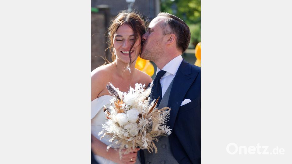 Nach der Hochzeit küsst Joe Laschet vor der Kirche seine Frau Andrea Bild: Henning Kaiser/dpa