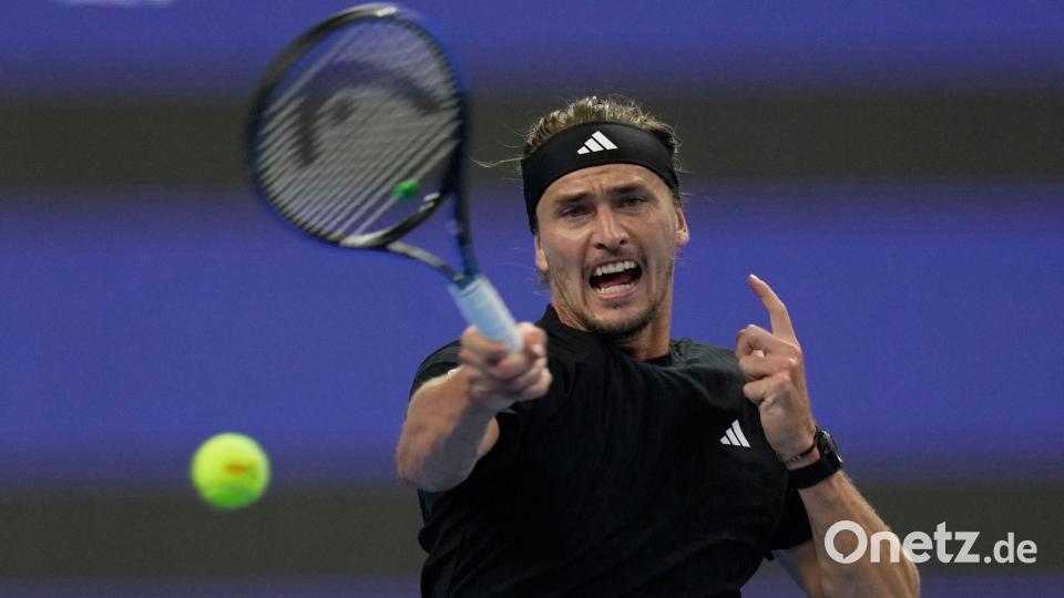 Alexander Zverev schafft es mit einiger Mühe in die nächste Runde von Shanghai. Bild: Mahesh Kumar A./AP/dpa