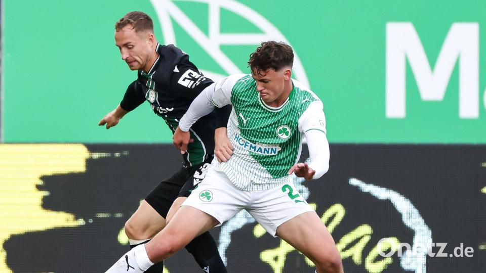 Hannover-Profi Maurice Neubauer (links) und der Fürther Lukas Reich kämpfen um den Ball. Bild: Daniel Löb/dpa