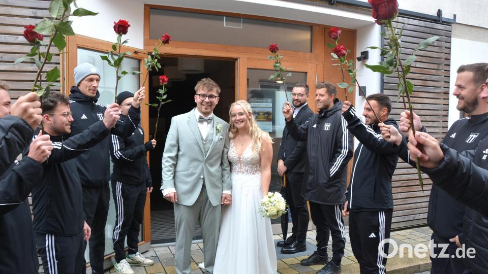 Das Brautpaar Monja Schiml und Marco Rogler wurde mit einem Spalier der Fußballer des TSV Konnersreuth vor dem Kunsthaus erwartet. Die Fußballer gratulierten mit Rosen. Bild: jr