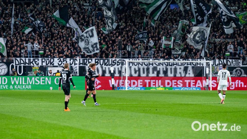 Mit einem Spruchband haben sich die Gladbacher Fans bei Roland Virkus bedankt. Bild: David Inderlied/dpa