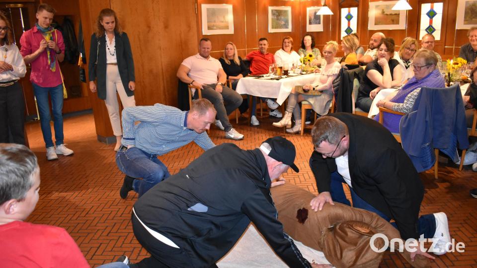 Die Katholische Theatergruppe Grafenwöhr servierte im Wirtshaus &quot;Zum Stich&#039;n&quot; einen Mitmachkrimi. Bild: rgr